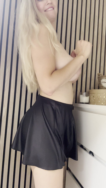 I lift my skirt and nothing's under it 😈