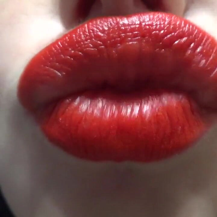 Kiss me baby! Red lipstick and big sexy lips fetish
