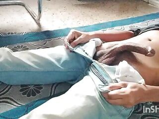 Chudy szczupły indyjski chłopiec pokazuje swój ogromny kutas i piłki