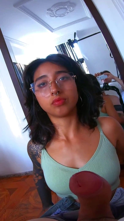 大学 Tattoed 女郎给口交