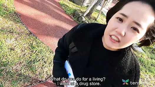 Moeka Tachibana ist jung und in ihrem ersten porno-video