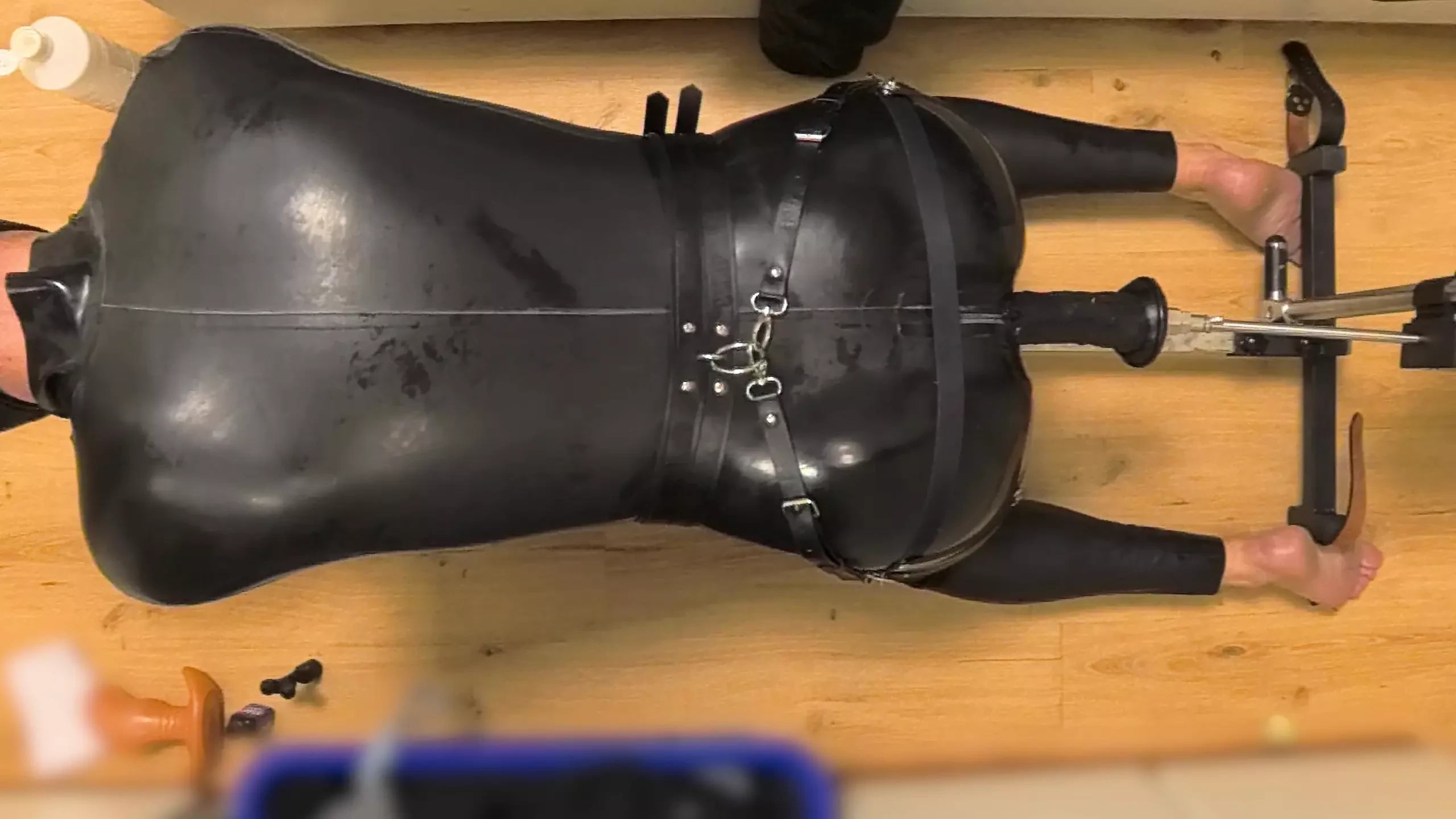 Latex kuisheidskooi mietje op seksmachine schandpaal en dubbele dildo