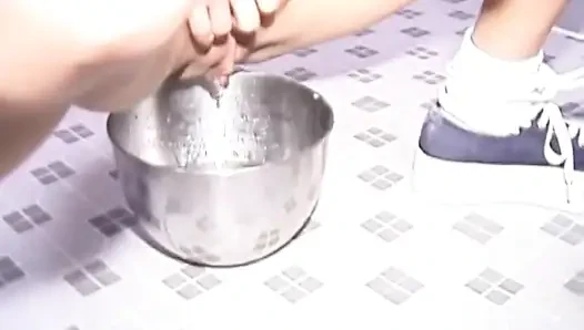Pelacur kurus kencing di cangkir setelah ngentot memeknya