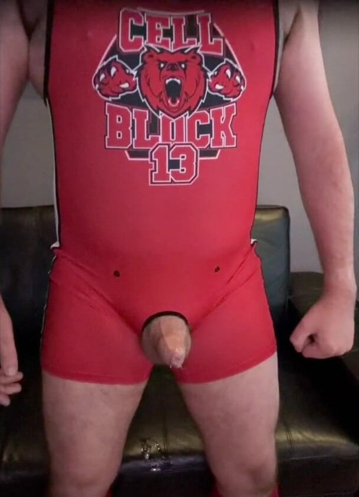 O pup musculoasă slăbește sperma în singlet roșu