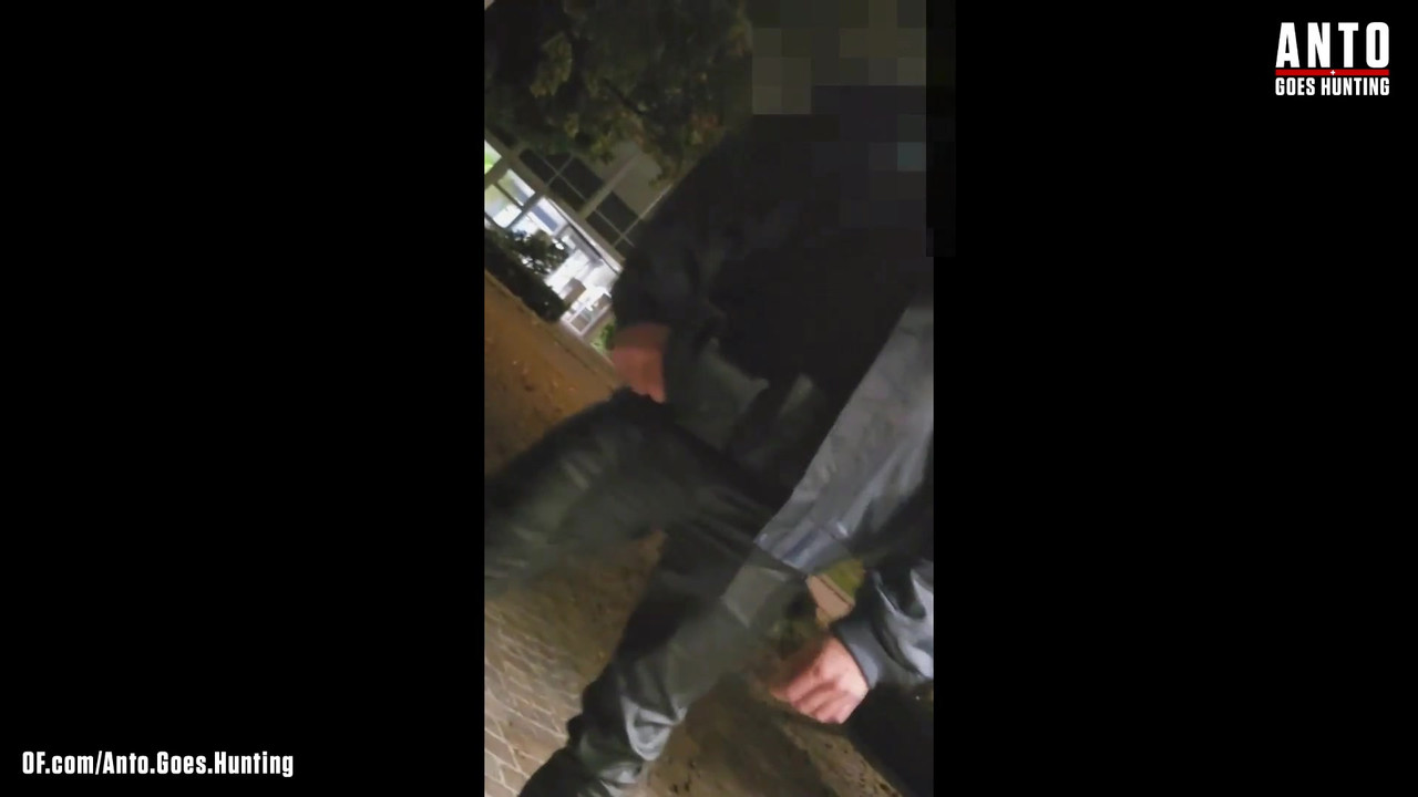 另一个保安走近并说服