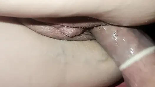 Pacarku melepas kondomnya dan crot di dalam memekku!