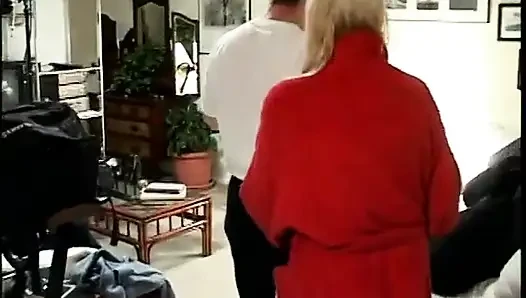 Olgun büyük memeli sürtük kanepede derine almak için bacaklarını aralıyor