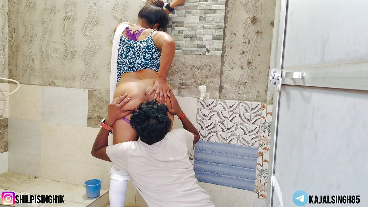 我叔叔的儿子在屋顶浴室抓住我, 操了我. 他绝对摧残了我的阴户.