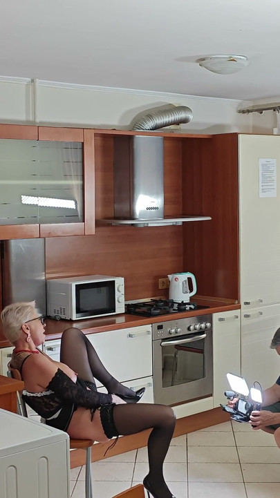 Marido pervertido filma a su esposa caliente madura en la cocina para tener una grabación erótica privada