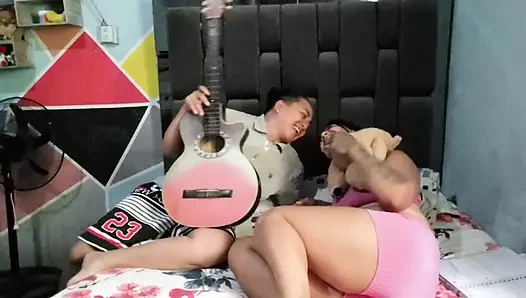 Ich singe ihr ein Serenad, und aus Dankbarkeit ficke ich ihr Gesicht mit meiner Vagina