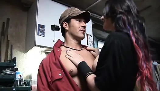 Tante seksi dengan toket besar lagi asik ngentot kontol tukang kayu