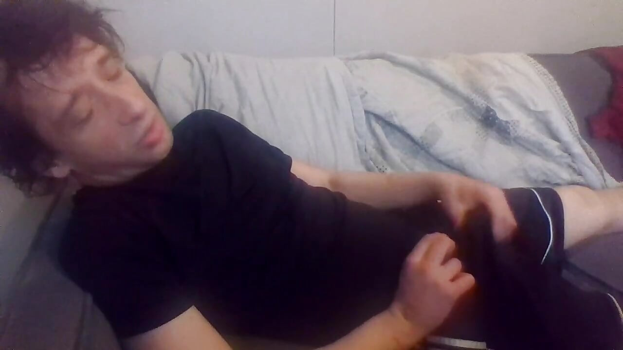 Küss mich und streiche deinen schwanz, während ich deine muschi überflute, während ich auf dein köstliches arschloch starre