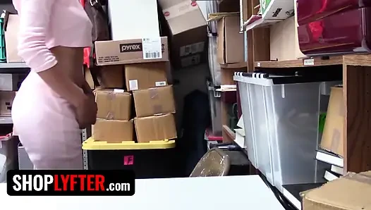 Shoplyfter - ateşli zenci vixen kat arina kanunla ilgili sorunlardan kaçınmak için memurun yarağını sikiyor
