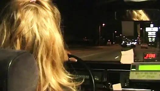 Versaute Taxifahrt mit heißer Blondine