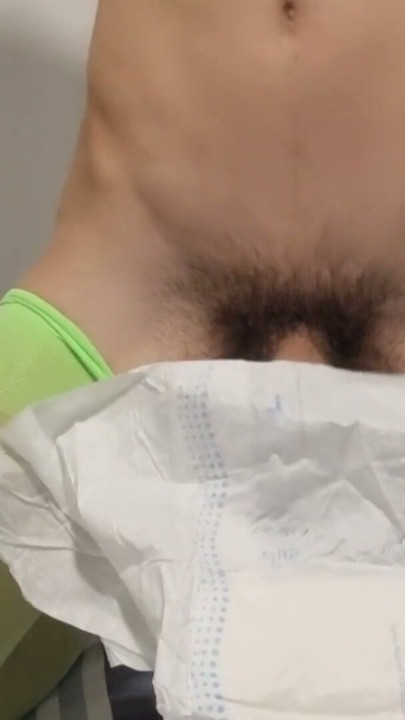 Transformación de hombre adulto a bebé con pañal | Clip 1