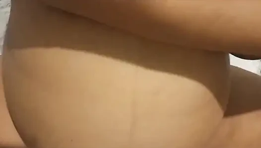 Pijat pantat cewek amatir dengan fetish kaki ini dipijat gaya doggy
