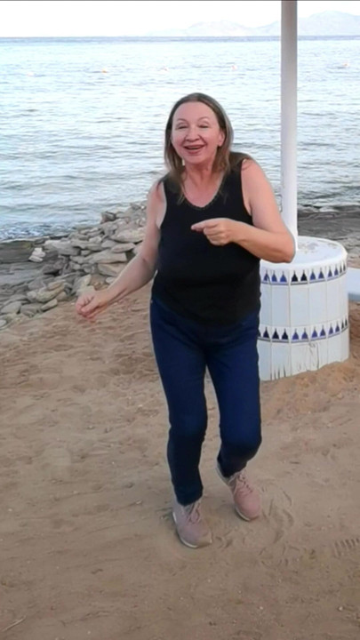 Vovó é ativa na praia