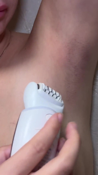 Harige oksels scheren! Epileren van oksels met een epilator! Ontharing!