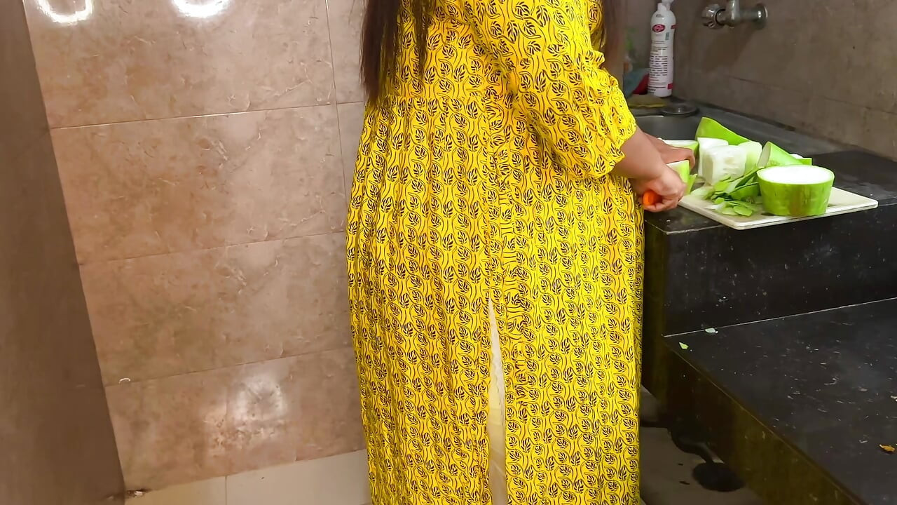 Suddenly I Fucked My Stepmother in Law While She Was Cutting Curry in the Kitchen - Desi Rough Sex