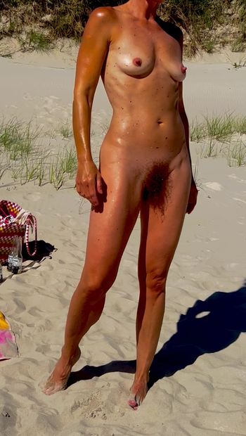 毛茸茸的萨拉在海滩上裸体。我的Onlyfans上的完整视频。