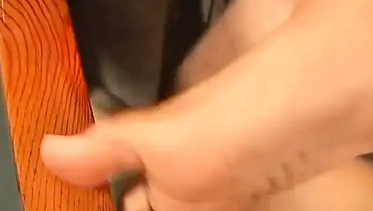 Randy, asiatisches schätzchen fickt einen typen mit einem strap-on, während er einen anderen typen fickt