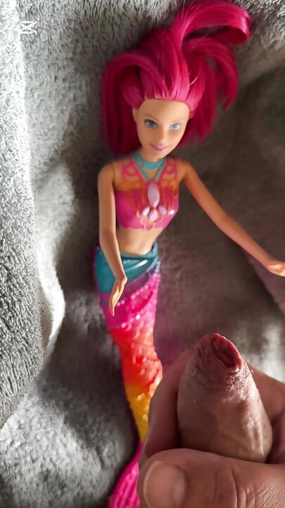 Svršavanje na Barbie Sirena lutku