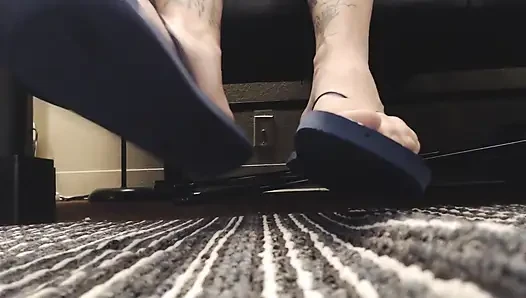 Navy toe bermain dengan sandal jepit