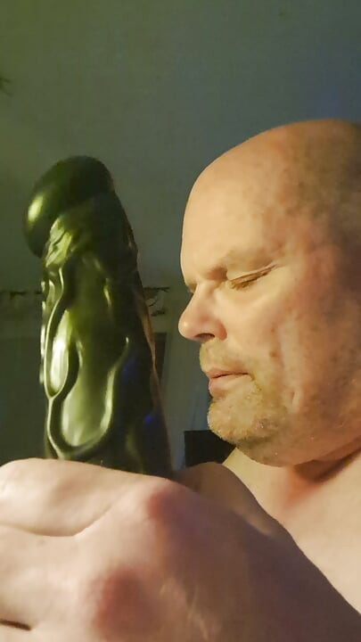 Děvka má vytažený anál, znovu ji prcají dildem a znovu ji zacpou