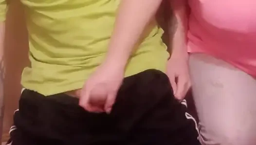 Женщина дрочит мой член крупным планом