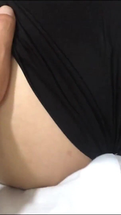 Slatki koledž par u krevetu - kratka crna suknja, razigrano zadirkivanje i flirty cuddles - STUDYINGLOVINGXXX | Klip 2