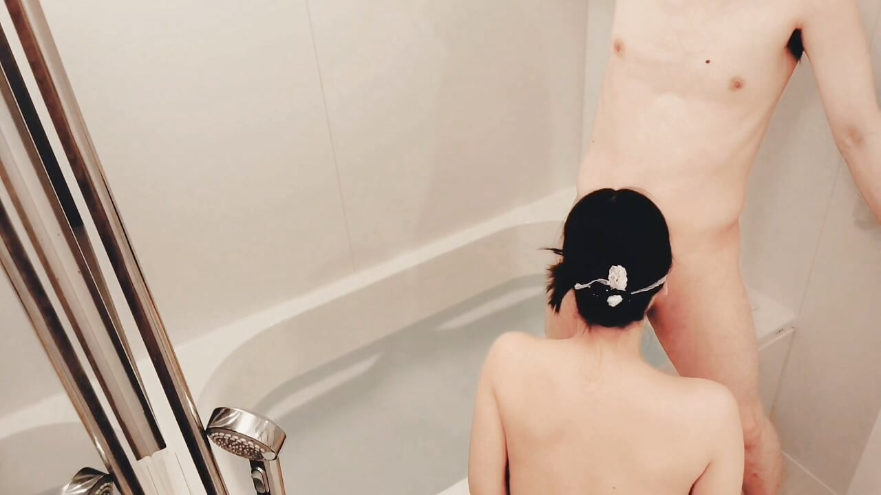 Sevimli, büyük memeli genç evli kadınla banyo yapıyor. Beni okşayarak zevk hissetmeye başladığında, boşalıyorum. Ev yapımı amatör özel çekim