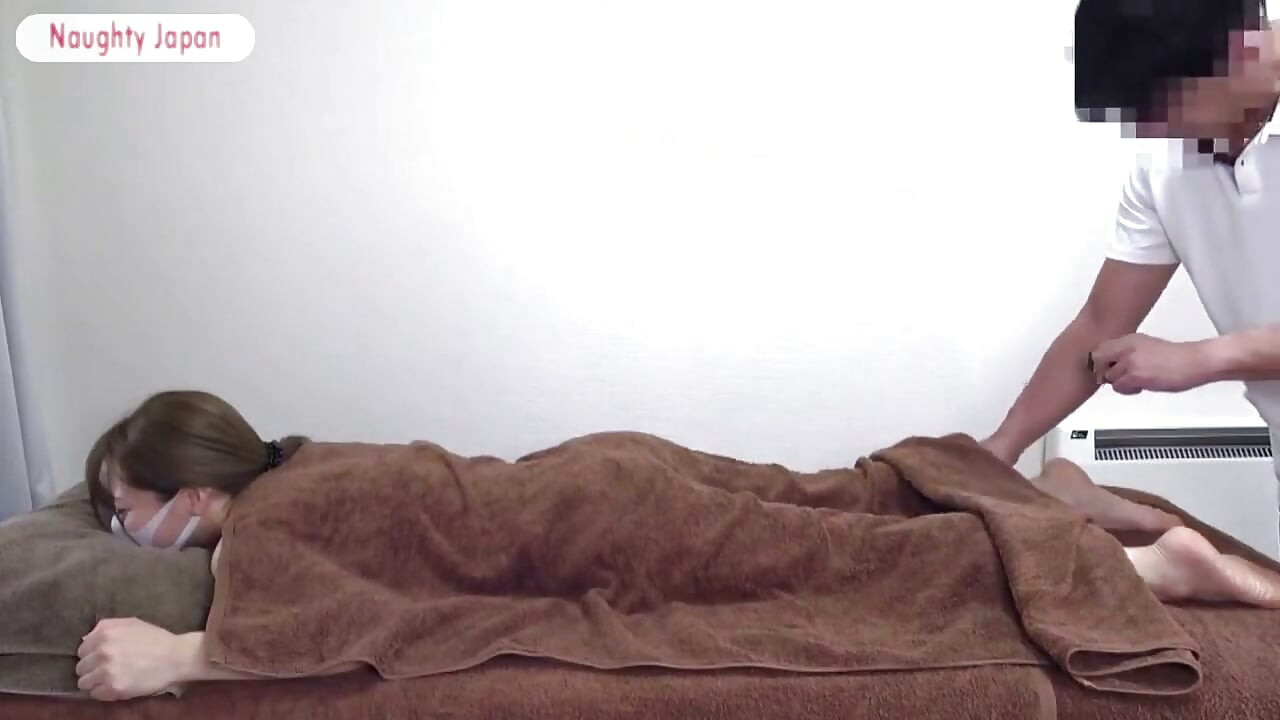 Unzensierter amateur - beschäftigte alleinerziehende mutter besucht nach einem langen tag für eine intensive massage - 1