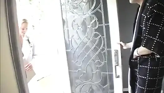 Tante seksi rambut pirang ini lagi asik ngentot kontol sampai memeknya dicrot sperma hangat