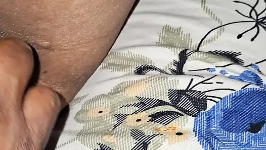 Memek tante seksi ini dipijat dengan sensual