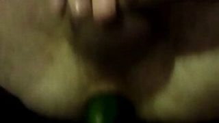Grieks, masturbator met komkommer in de kont!