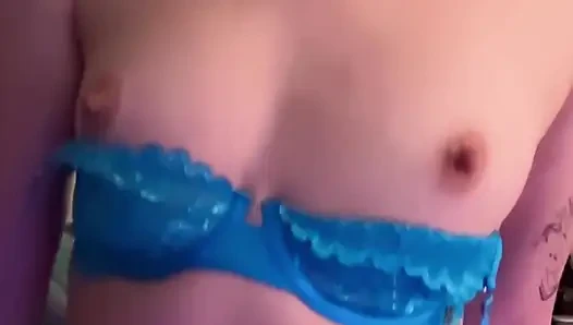 Сло-мо подпрыгивает на маленьких сисечках!