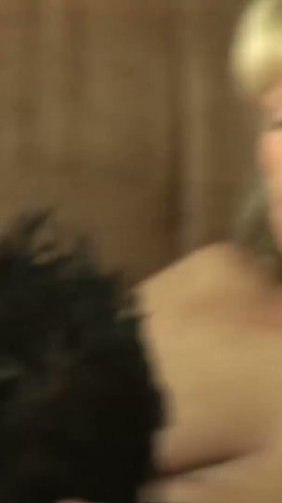 Junge Blonde wird jeden Tag so geil das sie ein Schwanz will | Clip 1