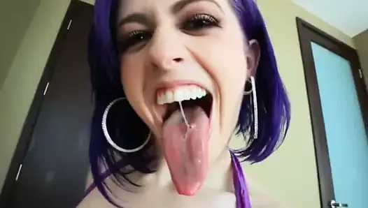 巨乳長い舌の女の子パイズリフェラ
