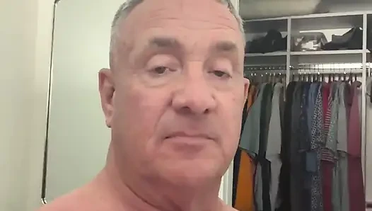 Üvey baba golf oynadıktan sonra duş alıyor
