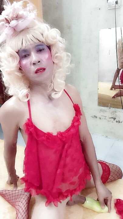 Oanh Le transgender bär suggestiva kläder för att leka med burkar som låtsas vara för glad