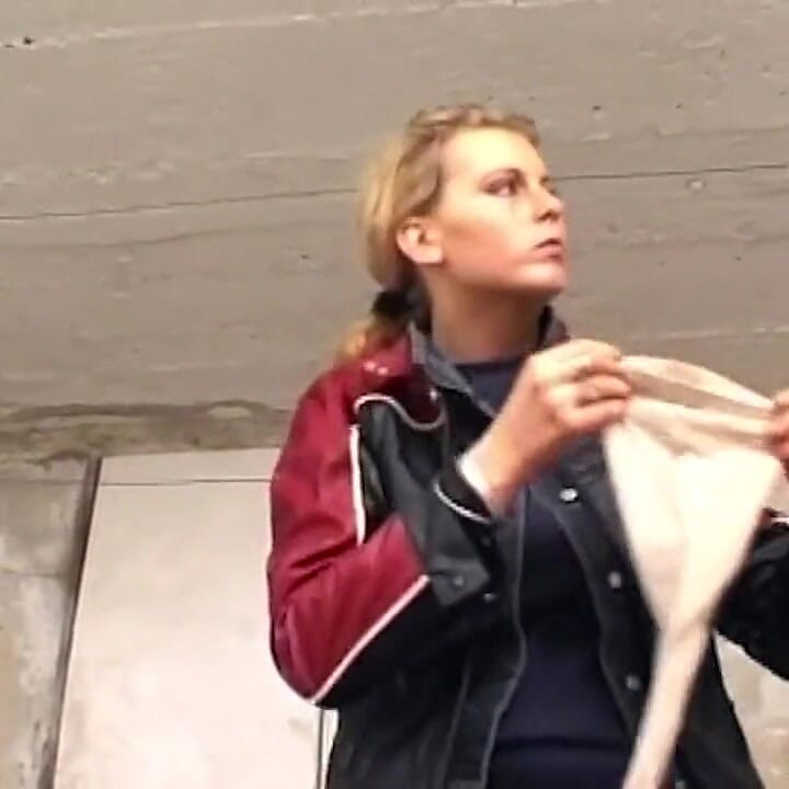 Blondi ratsastaa kovalla kyrvällä kellarin pesuhuoneessa
