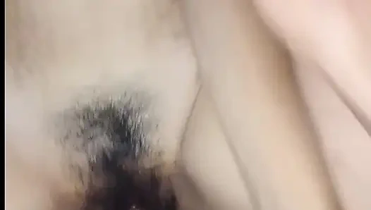 Eine schöne frau, die mit einem freund verheiratet ist