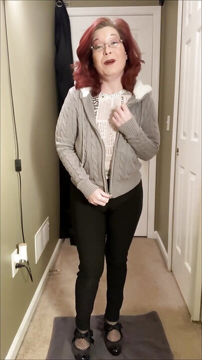 Ellie Needs Your Cock - Custom