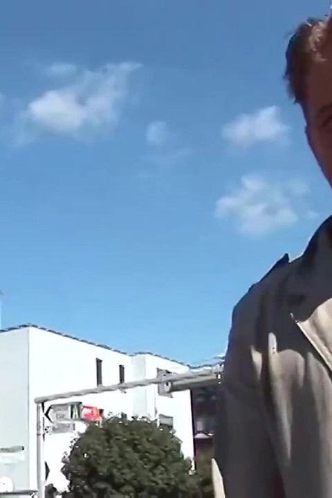 Cette brune coquine aux cheveux courts veut cette grosse bite