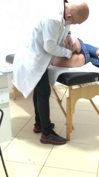"Proktolog kabız hasta üzerinde anal muayene yapıyor"dan ikonik an