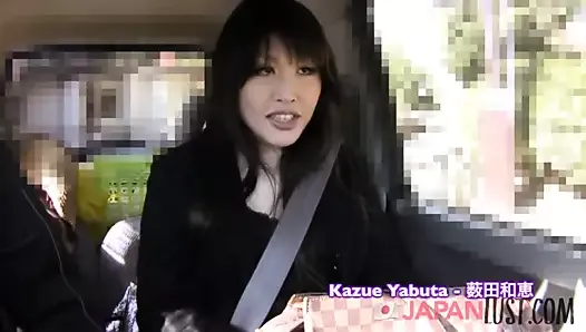 Миниатюрная японская милфа Kazue Yabuta получает грязный кримпай в видео от первого лица