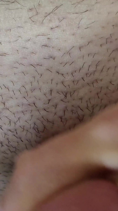 Malam tergelincir dengan lelaki muda