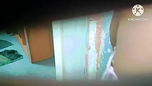 İri göğüslü kız üvey erkek kardeşini gözetlediğini görünce banyo yapıyor ve baştan çıkarıyor