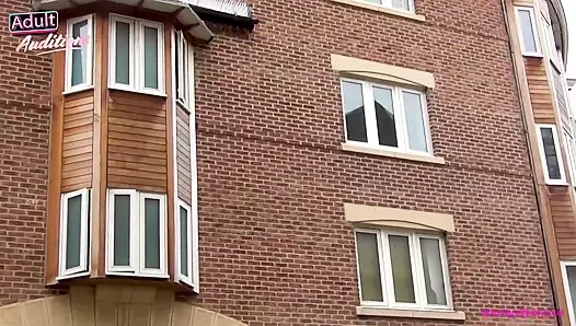 Британская тинка Zara пробует