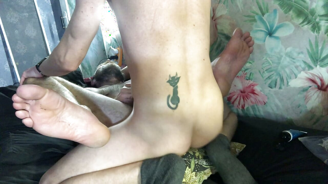 Follé a su padrastro peludo y me corrí en su culo